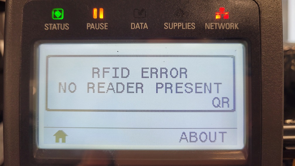 RFID ERROR NO READER PRESENT Erro exibido no visor após a remoção do ...